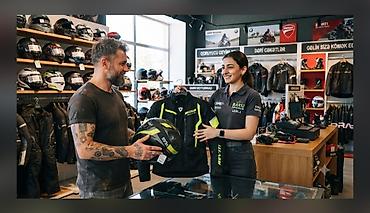 moto usda: Vakansiya – Təcrübəli xanım satıcı Motosiklet geyim və — 1