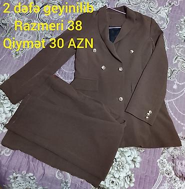 qizil uezuek type 1: Qadın üçün klassik костyum dəsti. Dəstə qəhvəyi rəngdə pencək və — 1