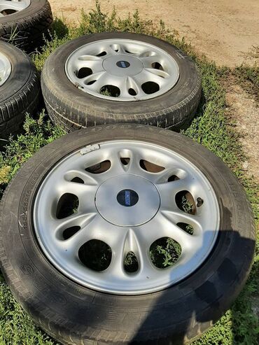 Gume i felne: 4 komada alu felne r15, sa 2 skoro nove i 2 polovne letnje gume. Na — 6