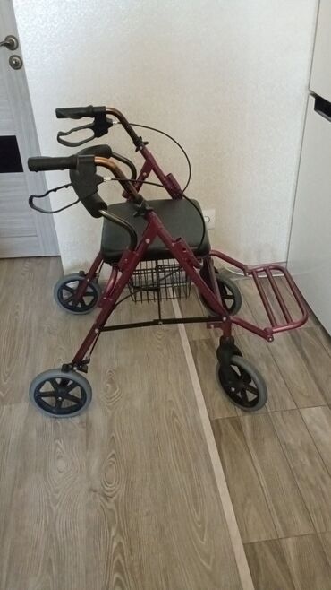 Инвалидные коляски: Продаю коляску-ходунок в хорошем состоянии,покупали в Москве за
