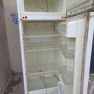 Холодильники: Б/у Холодильник Двухкамерный, цвет - Белый