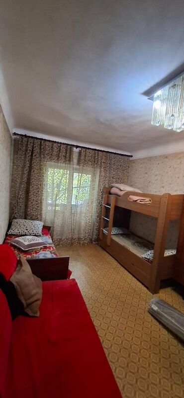срочно продаётся 1 комнатная квартира в районе ошского рынка по улице молодая гвардия: 1 бөлмө, 29 кв. м, Жеке план, 2 кабат, Эски ремонт