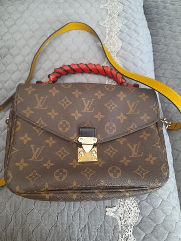qiz papagi: Çiyin çantası, Louis Vuitton, İşlənmiş