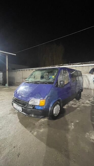 уаз патриот дизель: Микроавтобус Ford, окрашенный в синий цвет. Кузов имеет характерные