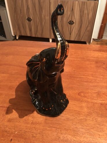 Güzgülər: Fiqur, Keramika, rəng - Qara