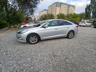 двер соната: Hyundai Sonata серебристого цвета, представленная в кузове седан