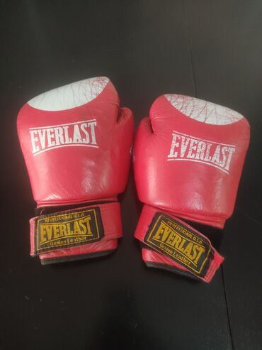 латексные перчатки: Красные боксерские перчатки Everlast с белыми вставками на ударной