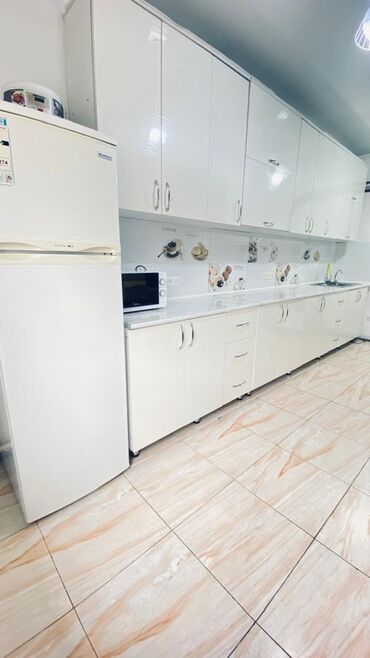 фабричная кухонная мебель: Кухонный гарнитур, цвет - Белый, Б/у