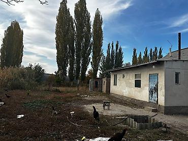 дом кантте: Продаю участок с домом под бизнес. Находиться С . Мыкан . Участок — 2
