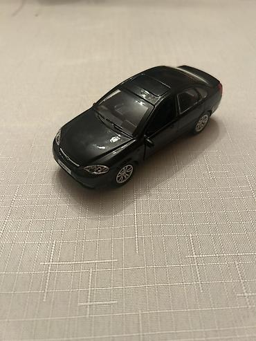 dəmir oyuncaq maşın: Qara rəngli metal oyuncaq sedan model avtomobil - Realistik sedan — 1
