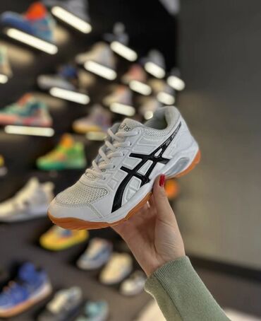 женская спортивная одежда: Оригинал Asics кочестывыный мужской и женский есть размеры