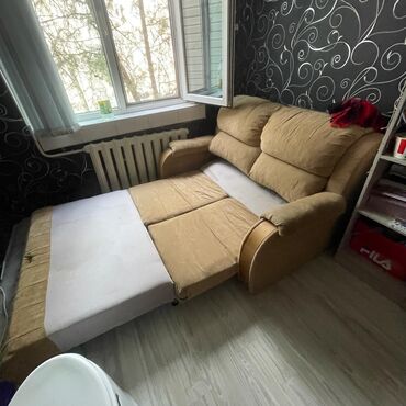 удобная мебель: Диван-кровать, цвет - Бежевый, Б/у