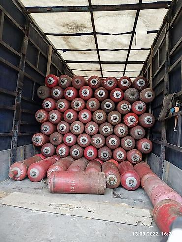 Газовые баллоны стальные, красного цвета, с вентилями. Подходят для