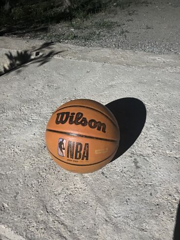 мяч джамбулани: Баскетбольный мяч Wilson NBA стандартного оранжевого цвета. Мяч имеет