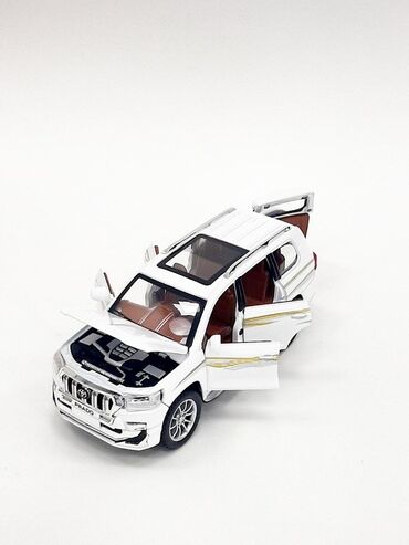 игрушка гелик: Белая металлическая модель автомобиля Toyota Land Cruiser Prado. У