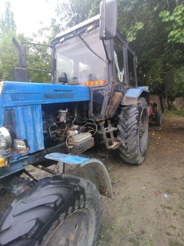 traktor altlıqlı qara qadın bosonojkaları: Traktor Belarus (MTZ) 82, 1991 il, 122 at gücü, motor 2.7 l, İşlənmiş