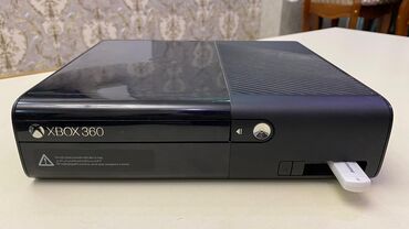 Xbox 360 & Xbox: Xbox 360 ideal vezyetde, üstündə 3 orijinal disk bir ədəd jostik