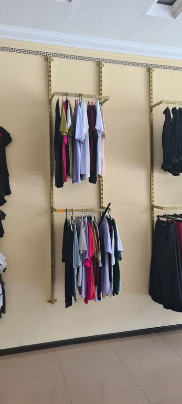 Digər üst geyimləri: Mağaza vitrinindən kişi və qadın geyimləri kolleksiyası - Kişi — 3