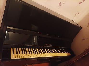 Upright piano – “Orłała/Orłaba” yazılı loqo (şriftə bənzər latın-kiril