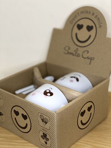 кружка для кофе: Эти парные кружки, украшенные веселыми смайликами, создают атмосферу