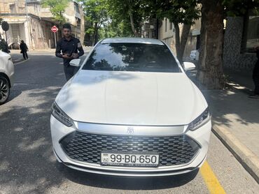 запчасти гольф 2: Ağ rəngdə olan bu avtomobil, şəhər yollarında rahat və komfortlu