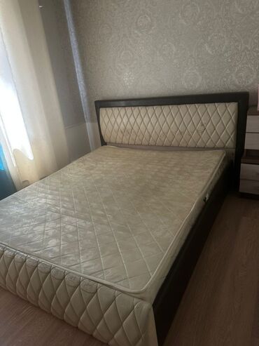 диван безкаркасный: Двуспальная кровать с мягким изголовьем и изножьем. Каркас выполнен из
