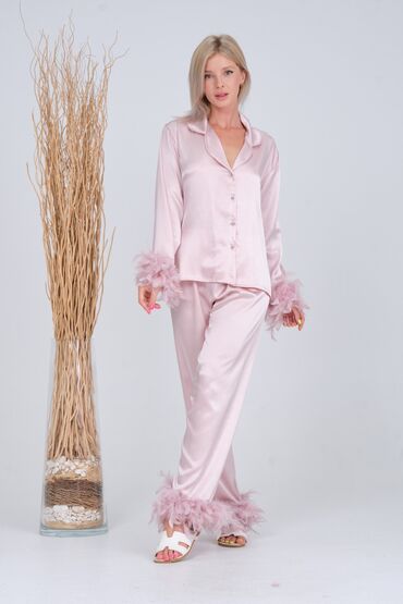 Продается новый пижамный костюм с перьями для невесты! Цвет