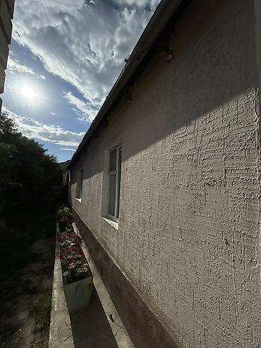 Продажа коттеджей и домов: Продается большой дом в центре г. Нарын 📍 Адрес: ул. Торобаева. Дом — 26