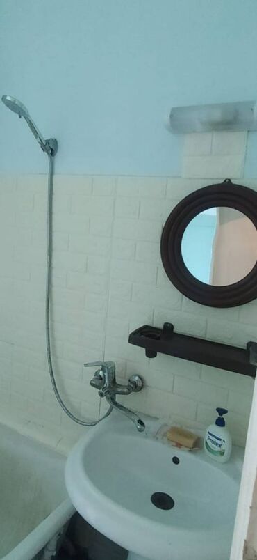 Uzunmüddətli kirayə mənzillər: Memar Əcəmi metro yaxınlığında 5/5 mərtəbə, 2 otaq tam əşyalı mənzil — 5