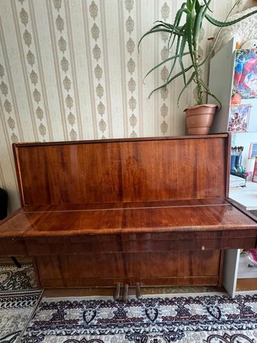 Pianolar: Belarus piyano 3 pedel tecili satlir 100 azn Bugune evden cixmaldir