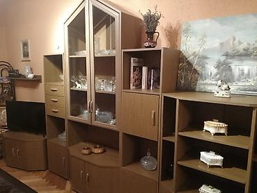 Dnevna soba – drveni regalski sastav (sekcija) - Materijal: iverica u