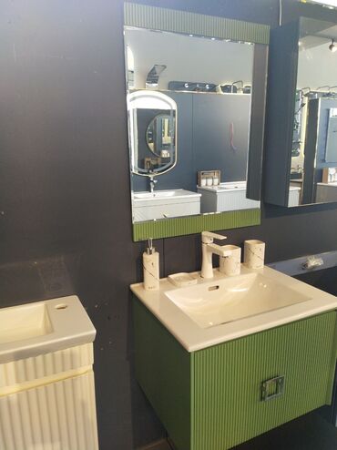keramika qranit: Yaşıl rəngli, divara montaj olunan hamam dolabı dəsti. Dəstə
