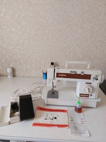 печать на чехлы: Электрическая швейная машинка,в рабочем состоянии, выполняет разные