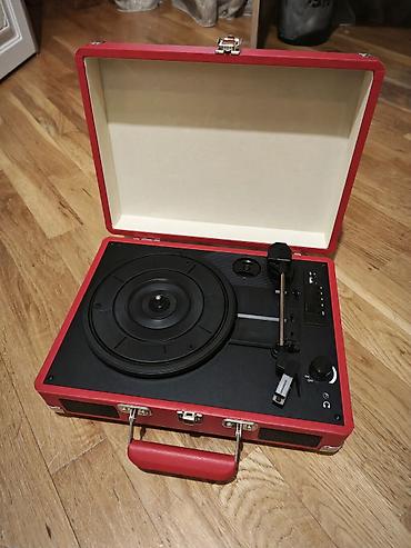 vinil disk: Kompakt çamadan korpusda portativ vinil pleyer Qırmızı çamadan tipli — 1