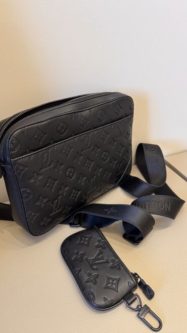 Классические сумки: Барсетка Louis Vuitton из черной кожи с тисненым монограммным узором