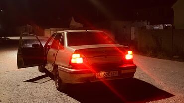 опель зафира б: Автомобиль Daewoo Nexia, седан, оснащенный четырьмя дверями