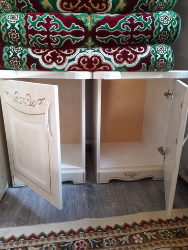 Двуспальные кровати: Кровать в классическом стиле с декоративным изголовьем и изножьем — 16