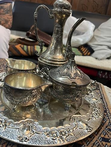 ibrik: Zərif naxışlarla işlənmiş dekorativ servis dəsti. Dəstə böyük dairəvi — 2
