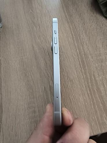 male kamere: Apple iPhone 15 – plavi ekran pozadine, boja kućišta svetla (verzija — 4