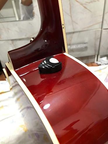 Гитары: Акустическая гитара формата дредноут с вырезом (cutaway), окраска — 6