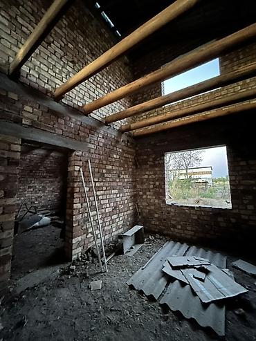 кирпичный дом: Продаётся недостроенный двухэтажный дом из кирпича. Основные — 5