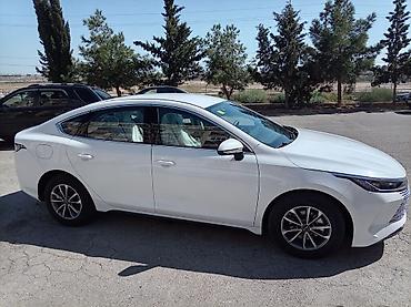 ucuz elektrikli avtomobil: BYD Qin Plus DM-i sedan - Kuzov: 4 qapılı sedan, ağ rəng - Güc — 4