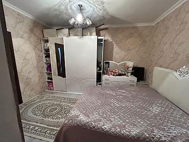 Cermetde ev satilir orta temirli 5 otaq heyetde hamam tualet evde
