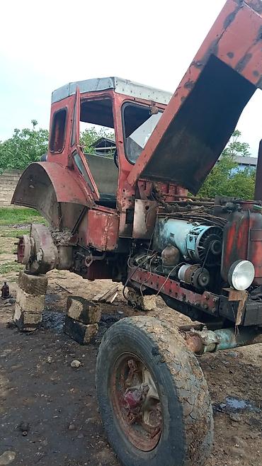 avtobus ve xususi texnika: Sovet istehsalı təkərli traktor (kabinalı), qırmızı rəng. Texniki — 2