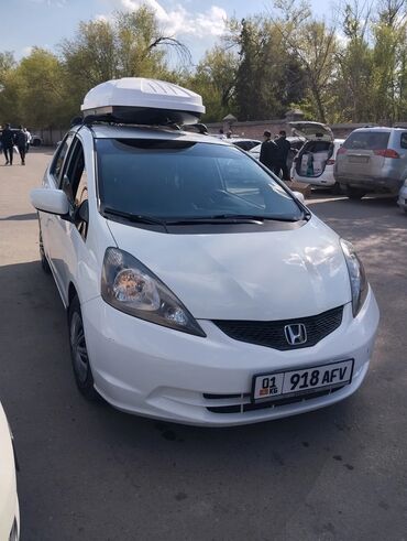 фит рамка: Белый хэтчбек Honda Fit с компактным дизайном и вместительным багажным