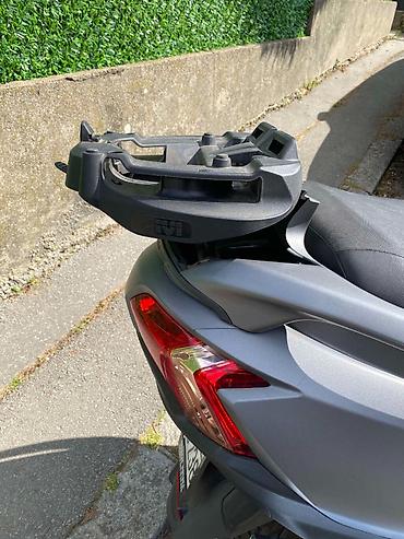 Givi montažna ploča i top case za skuter - Top case: crna Givi kutija