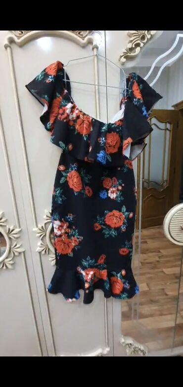 Dəstlər, kostyumlar: Qadın üçlü dəst – qara rəngdə, ağ kvadrat naxışlı. - Dəst: uzun -da lalafo.az — 6 Dəstlər, kostyumlar: Qadın üçlü dəst – qara rəngdə, ağ kvadrat naxışlı. - Dəst: uzun — 6