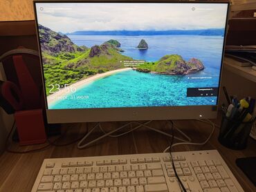 Noutbuk və netbuklar: Bu, bir All-in-One masaüstü kompüteridir. Minimalistik ağ rəngli