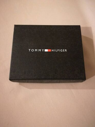 ukrasni kaisevi za haljine: Novi muski kozni markirani novcanik marke Tommy Hilfiger. Zemlja