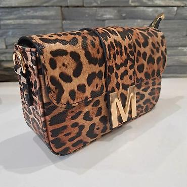 jaragar watch: Ženska crossbody torba sa metalnim slovom “M”zlatne boje. -Kompaktna — 8